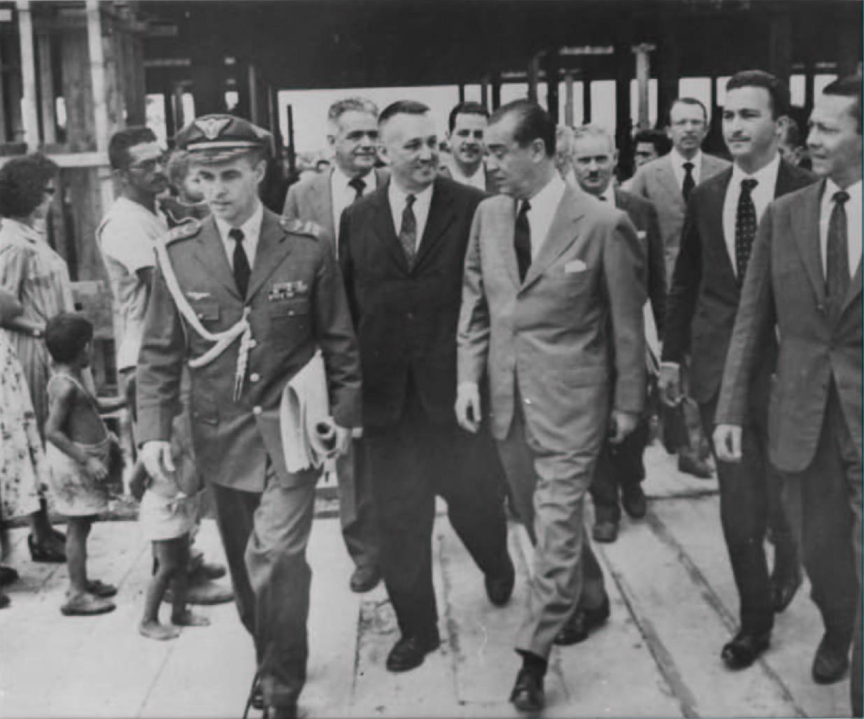 Presidente Juscelino Kubitscheck visita a Imprensa Nacional no dia 21 de abril de 1960, data da inauguração de Brasília. Seu ajudante de ordens, o Brigadeiro Celso Rezende Neves carrega consigo um exemplar do DOU.